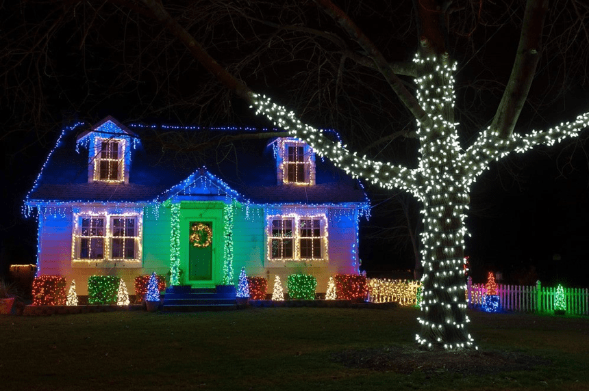 Новогоднее освещение дома и фасада